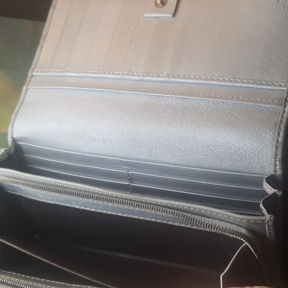 RARE☘️GUCCI GG SILVER METALLIC Leather Wallet.-Snap closer is broken. Very Clean - Picture 4 of 11